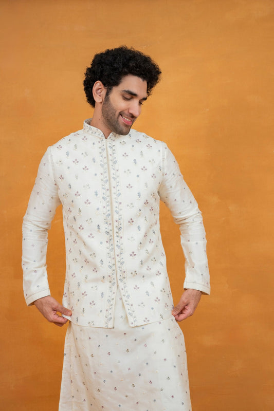 Off-White silk koti set with thread embroidery