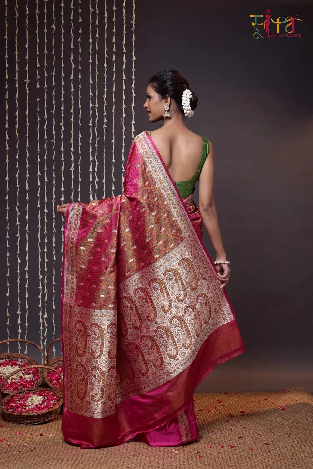 Handloom Magenta Pure Silk Tanchoi Banarasi Saree With Zari