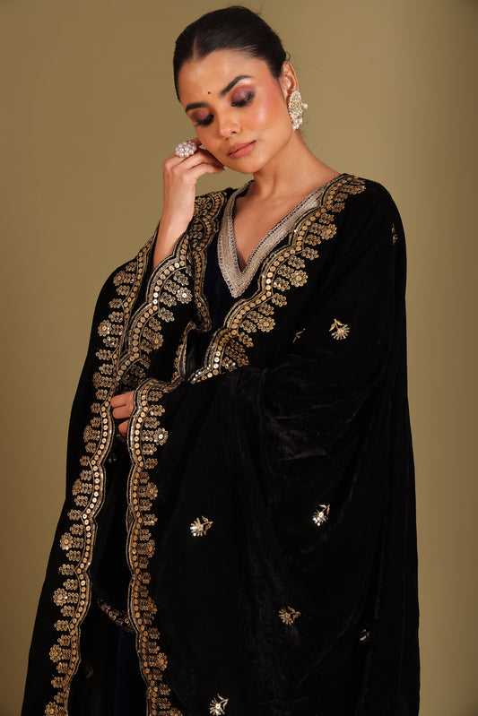 Noor-e-zar Navy Blue Velvet Embroidered Kurta With Shawl