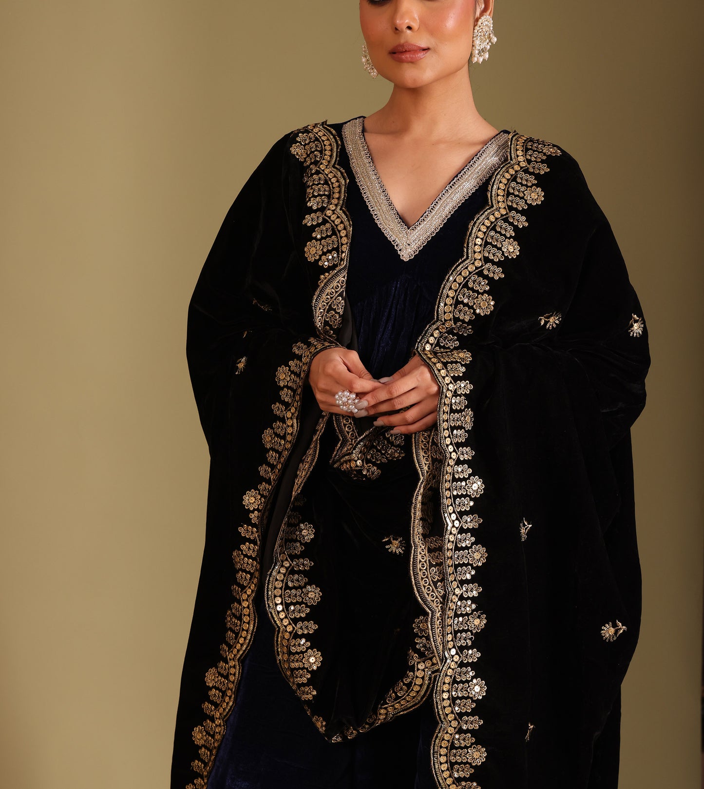 Noor-e-zar Navy Blue Velvet Embroidered Kurta With Shawl