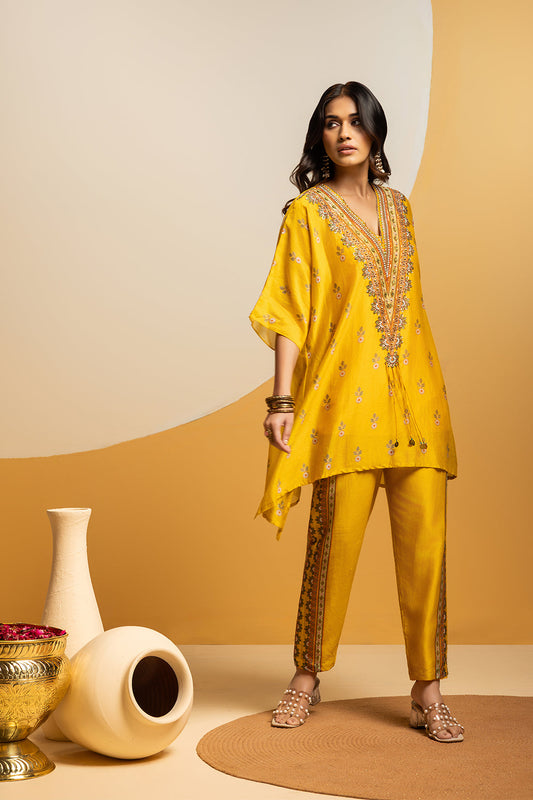 Taarani embellished V-neck kurta set