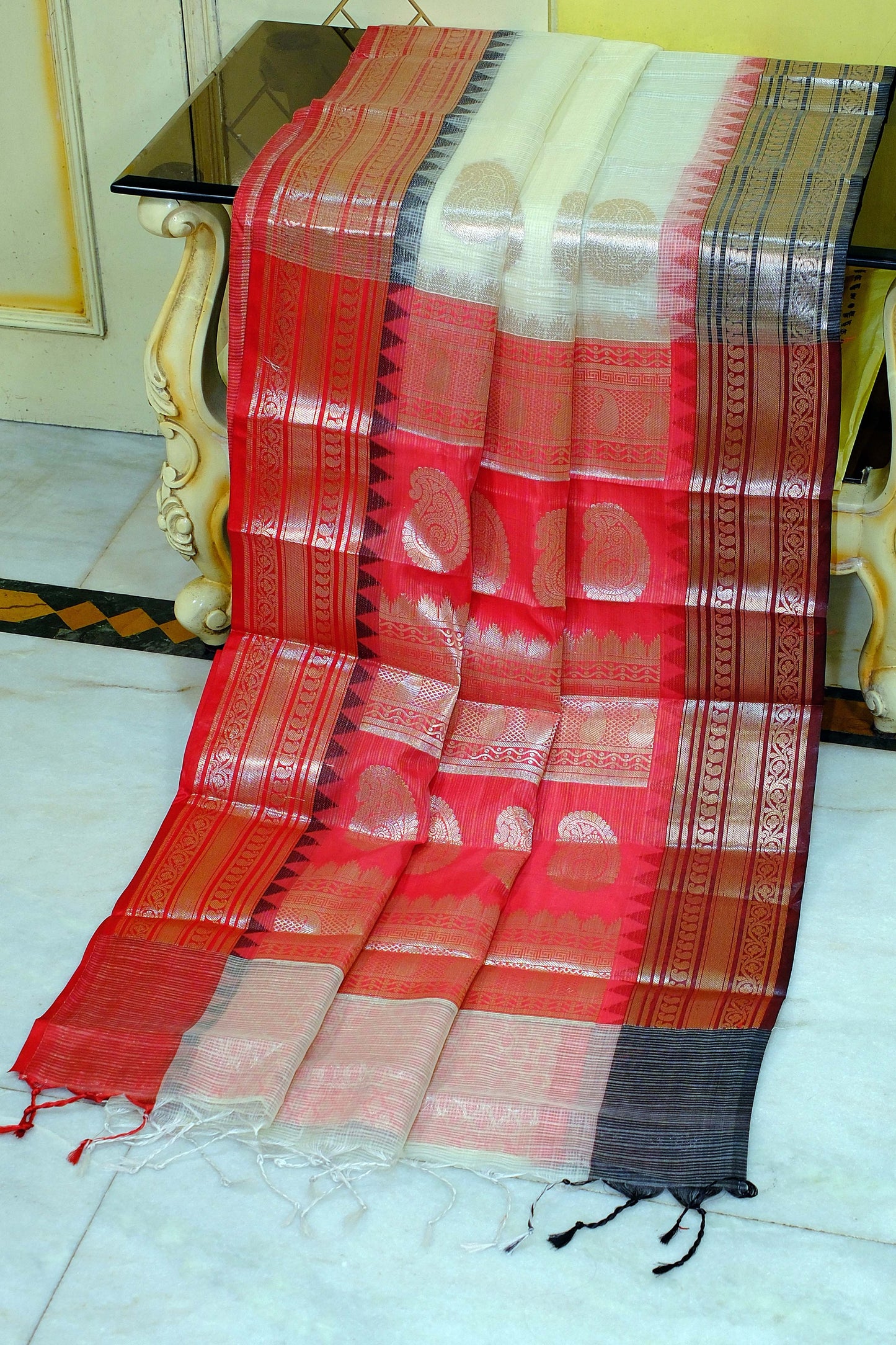 Traditional Ganga Jamuna Border Cotton Kota Checks Gadwal Saree with Rich Pallu in Coconut Cream, Red and Black