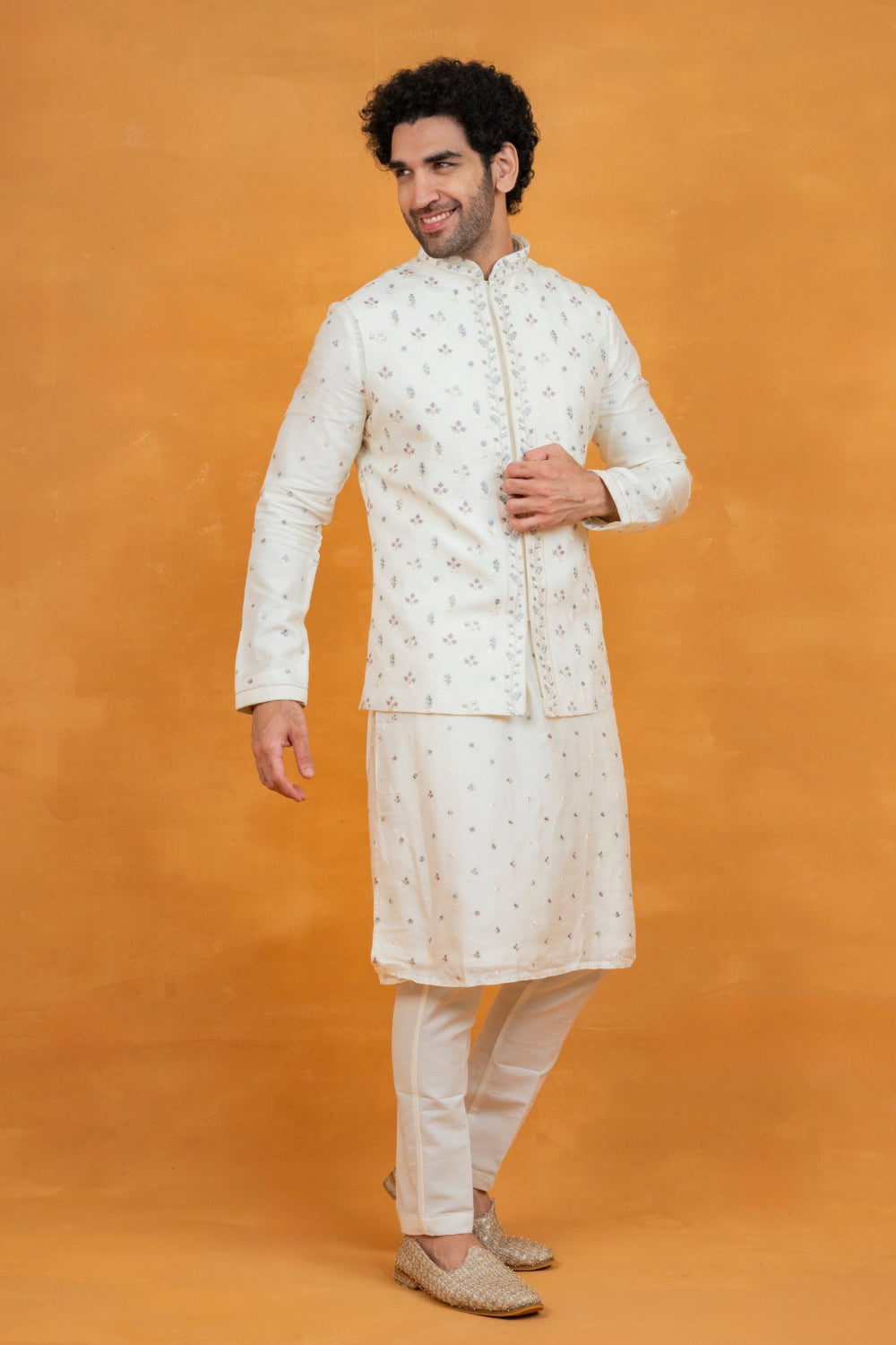 Off-White silk koti set with thread embroidery