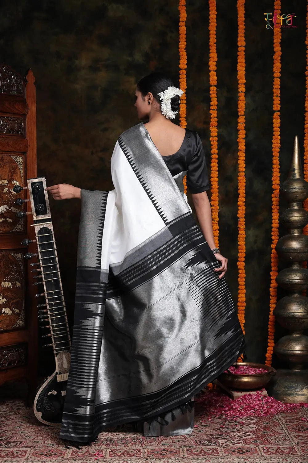White Handloom Pure Silk Kanchipattu Saree With Silver Zari