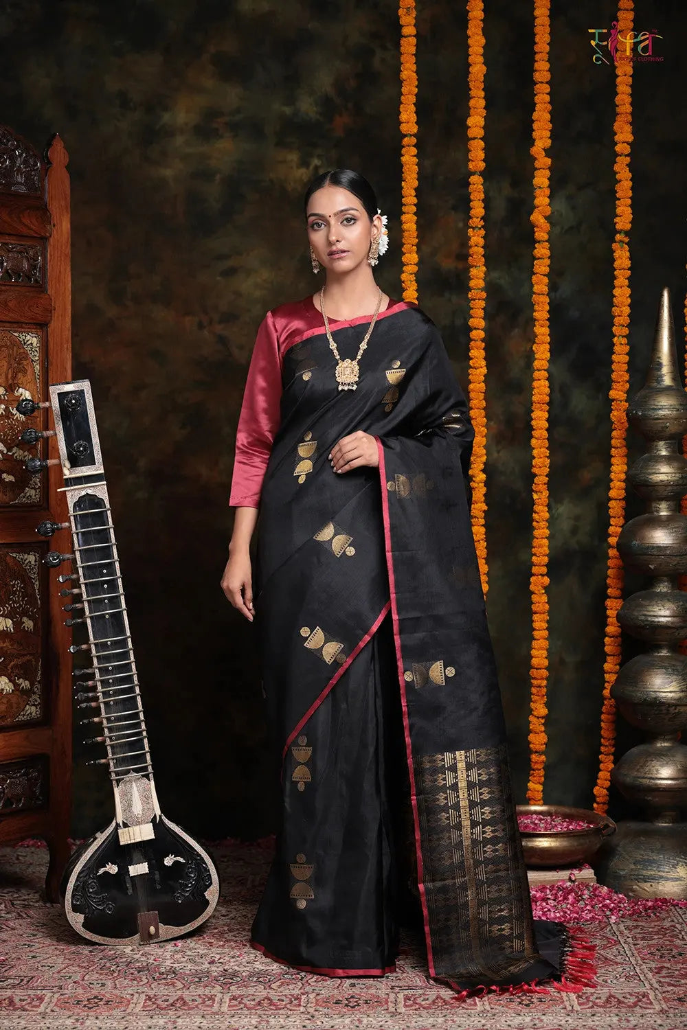 Handloom Black Kanchipattu Saree With Golden Zari