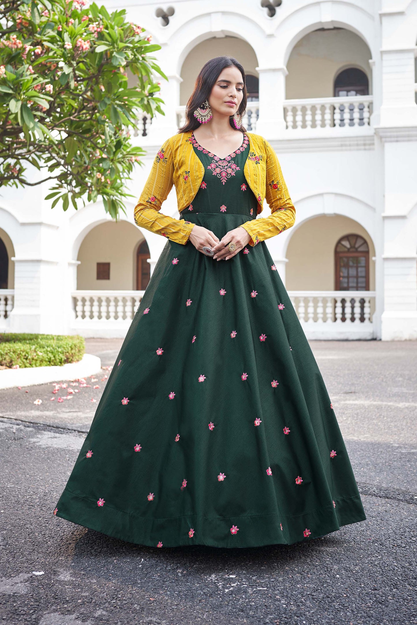 jacket style party wear dress net #jacket #style #dresses #indian #netjacketstyledressesindian Love this design. Delicate Laze overcoat.<3