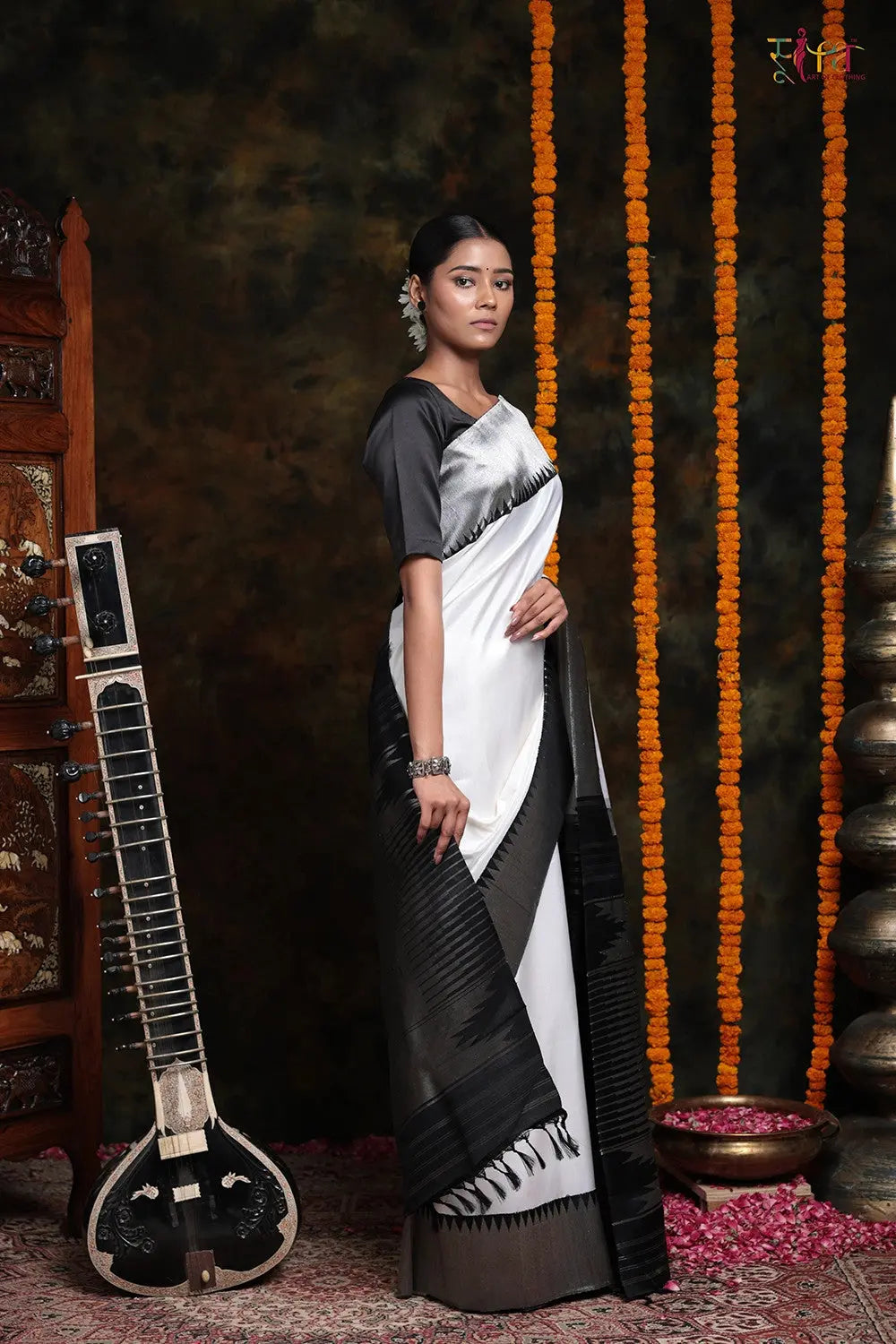 White Handloom Pure Silk Kanchipattu Saree With Silver Zari