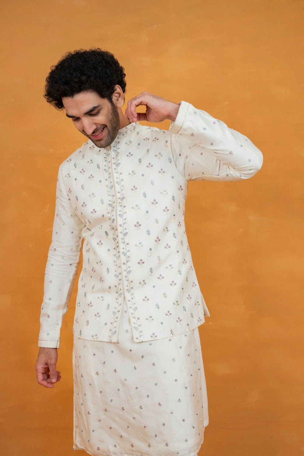 Off-White silk koti set with thread embroidery