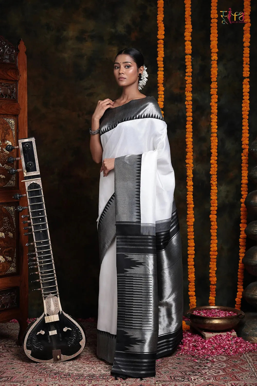 White Handloom Pure Silk Kanchipattu Saree With Silver Zari