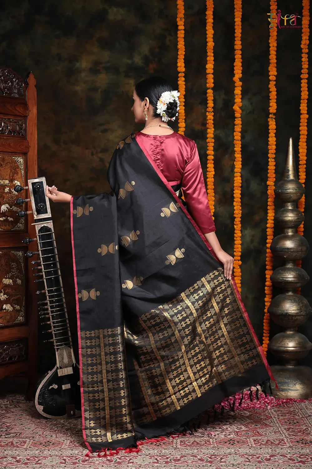 Handloom Black Kanchipattu Saree With Golden Zari