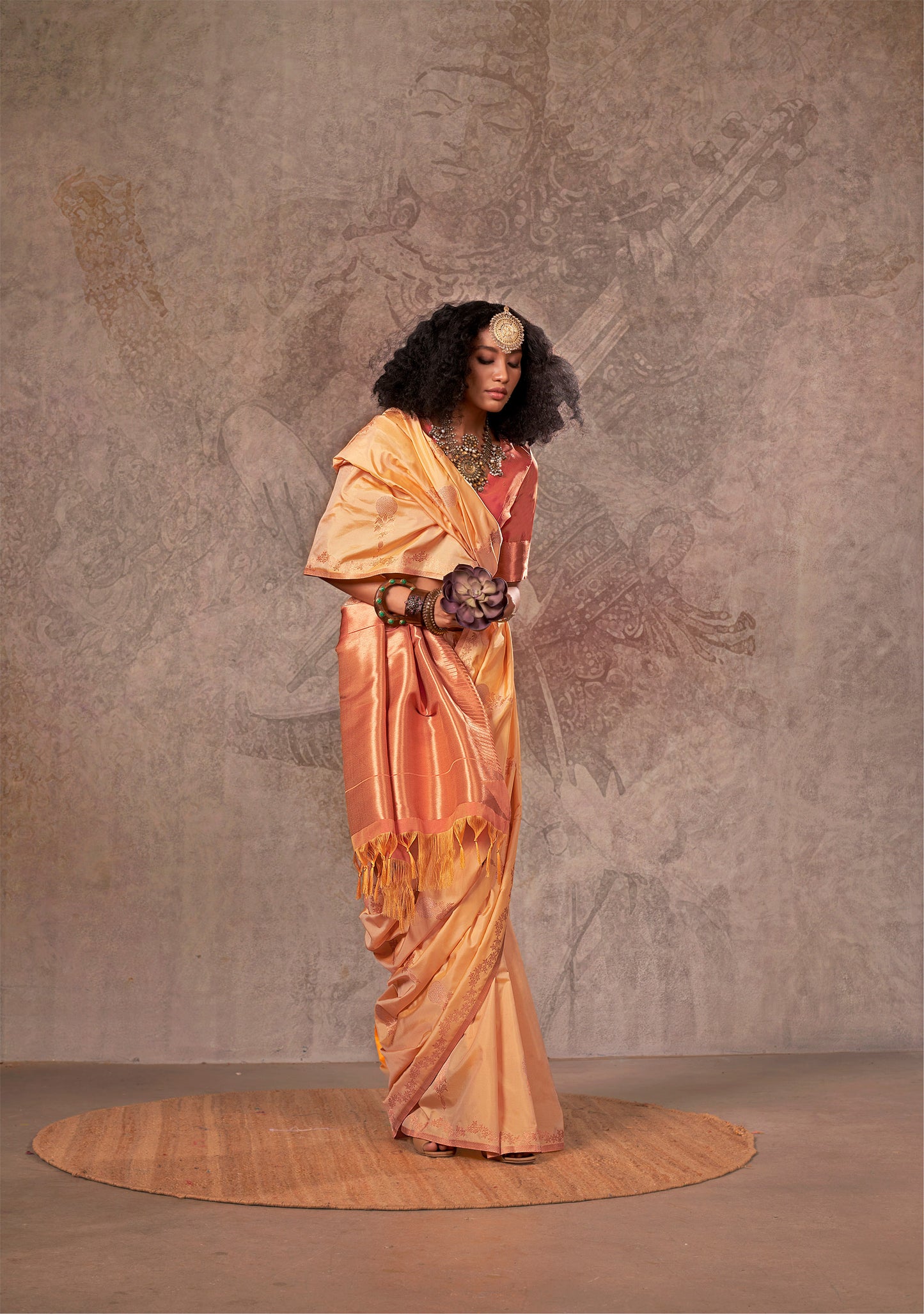 Cream Kirtan Two Tone Handloom Weaving Silk Saree With Contrast Pallu