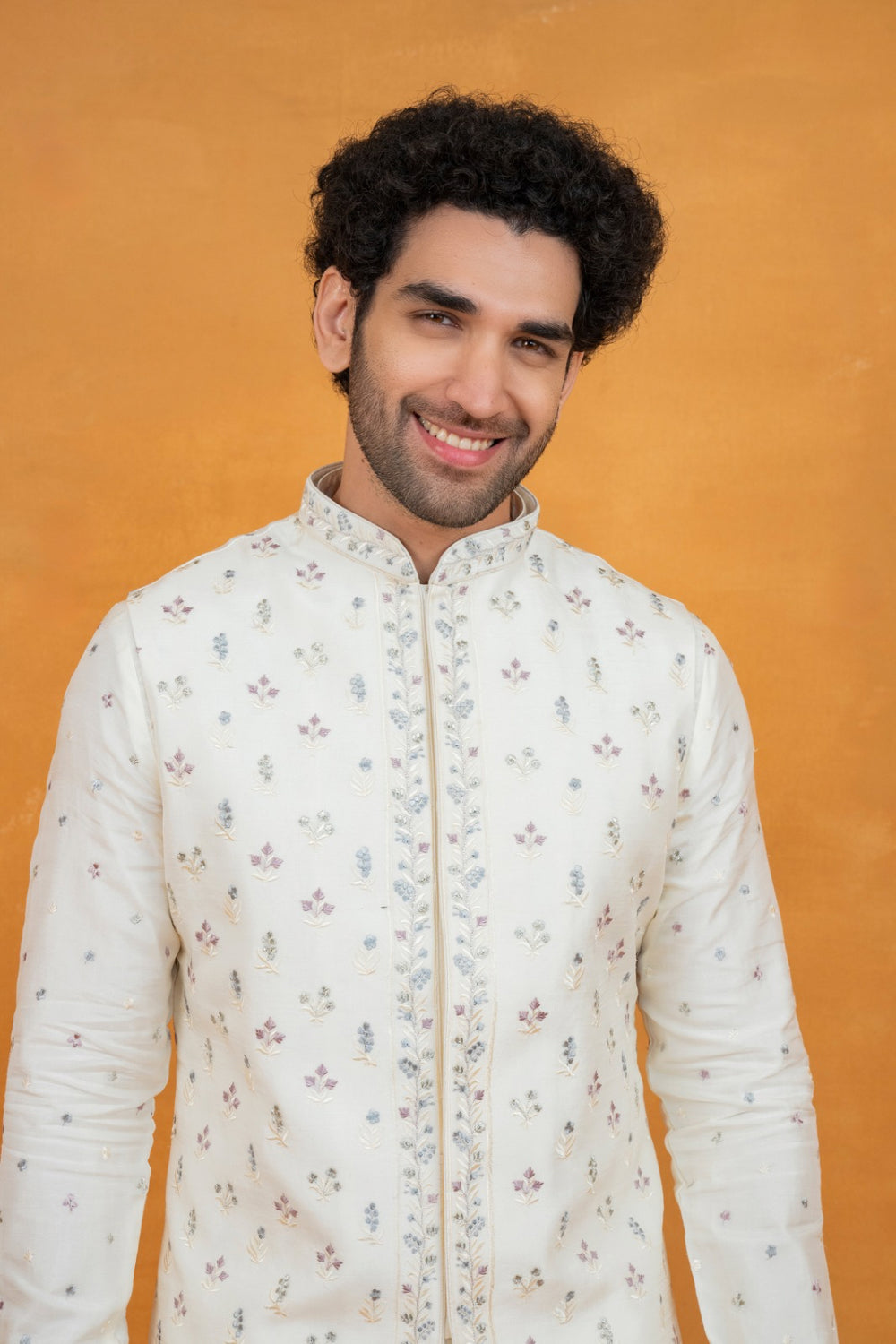 Off-White silk koti set with thread embroidery