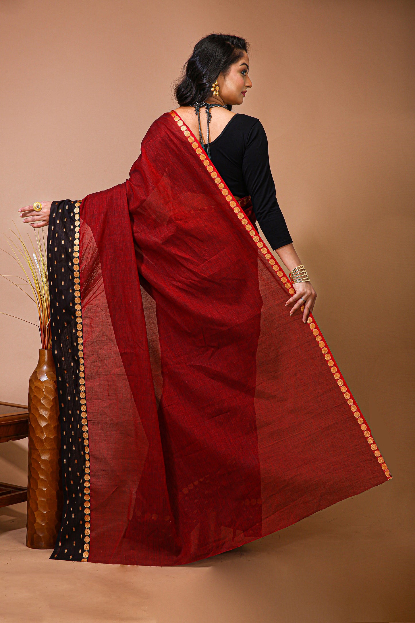Dori Red Cotton Self Design Saree