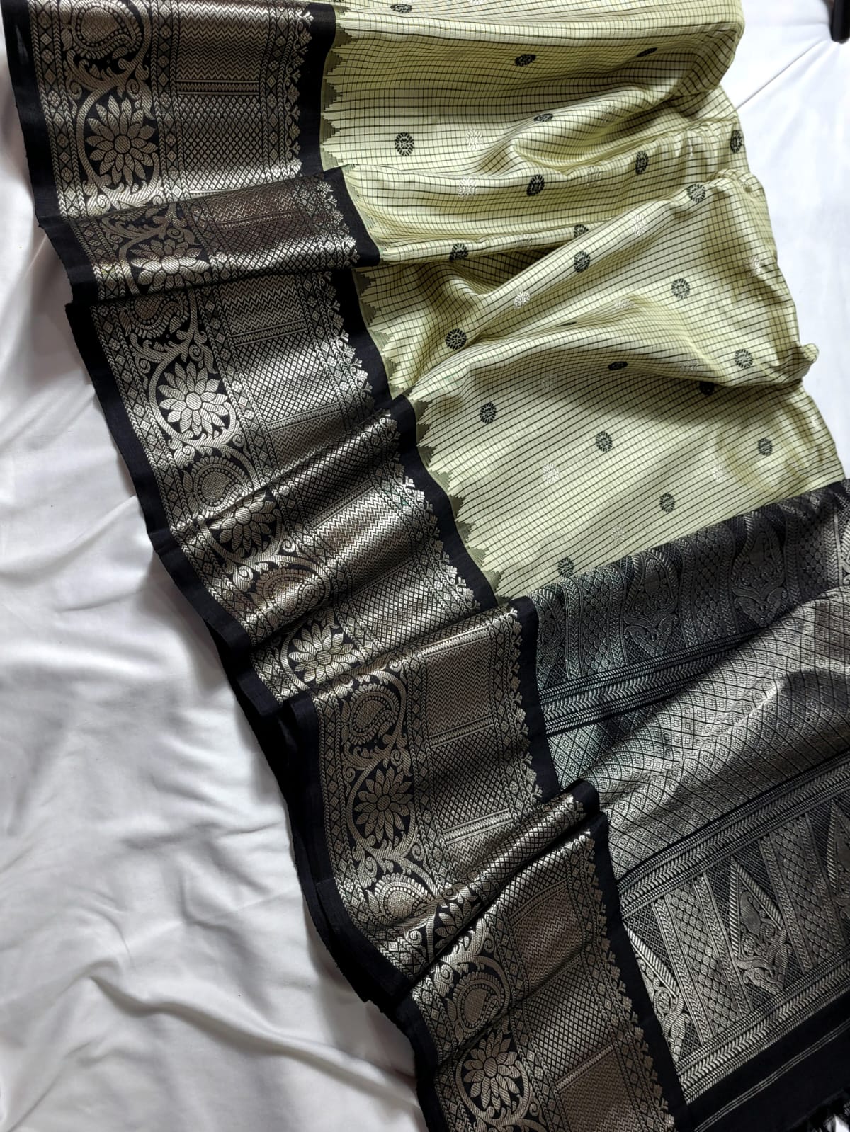 Ivory with Black Pallu Pure Gadwal Pattu handloom Saree