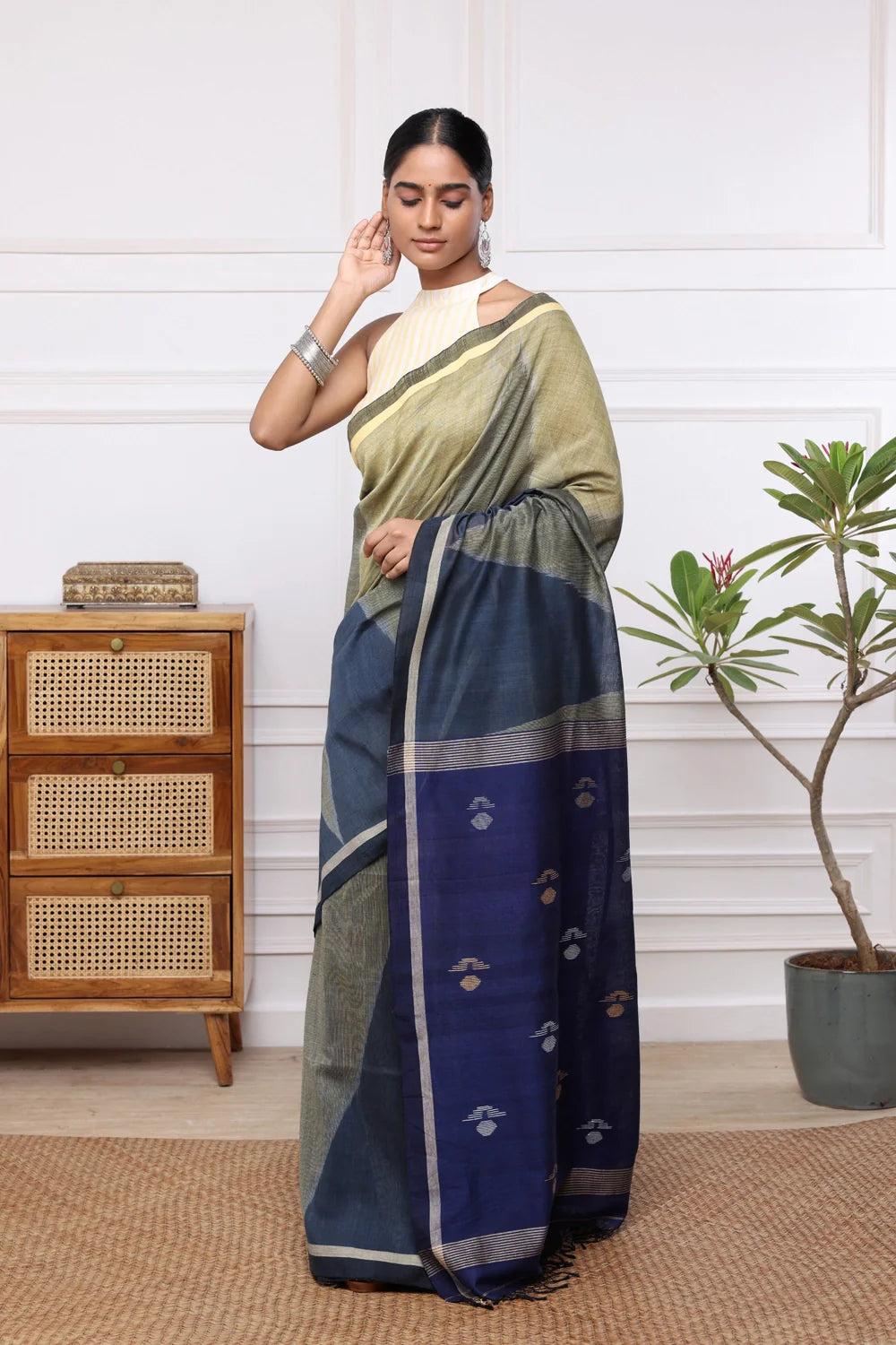 Handloom Navy Blue & Green Mul Cotton Jamdani Saree