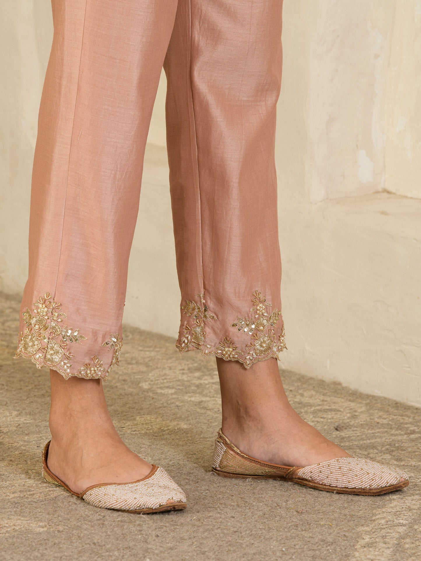 Rose Gold Hand Embroidered Chanderi Kurta Set ( Set of 3 )