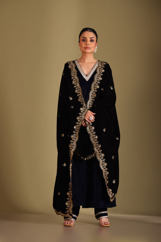 Noor-e-zar Navy Blue Velvet Embroidered Kurta With Shawl