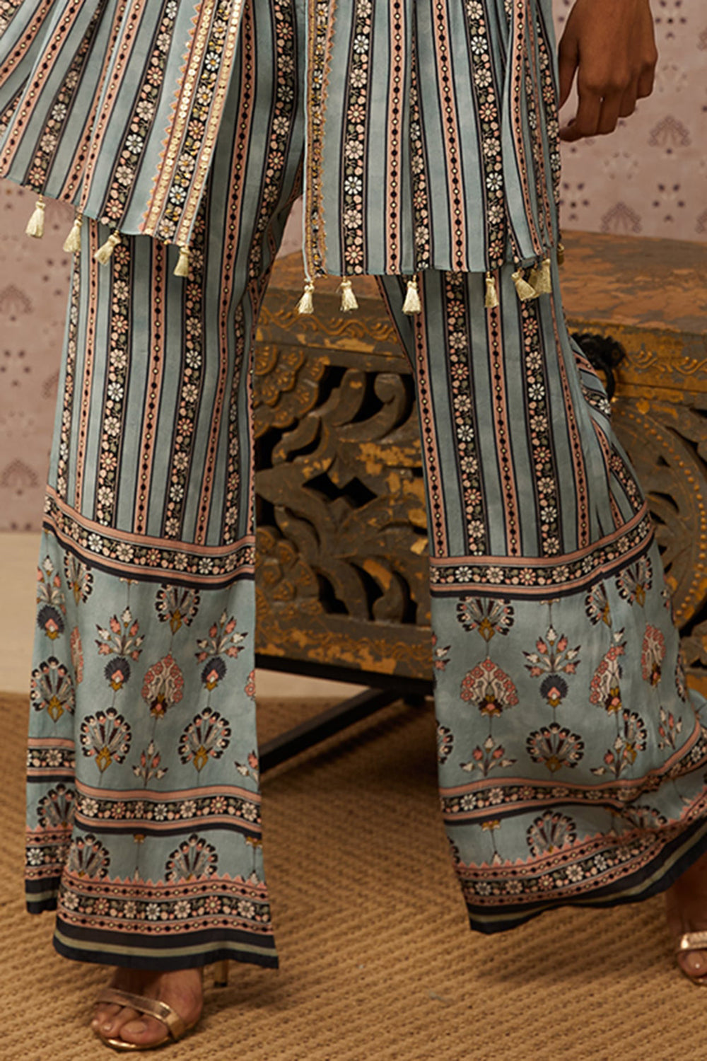 Sarouk Embroidered Kurta Set