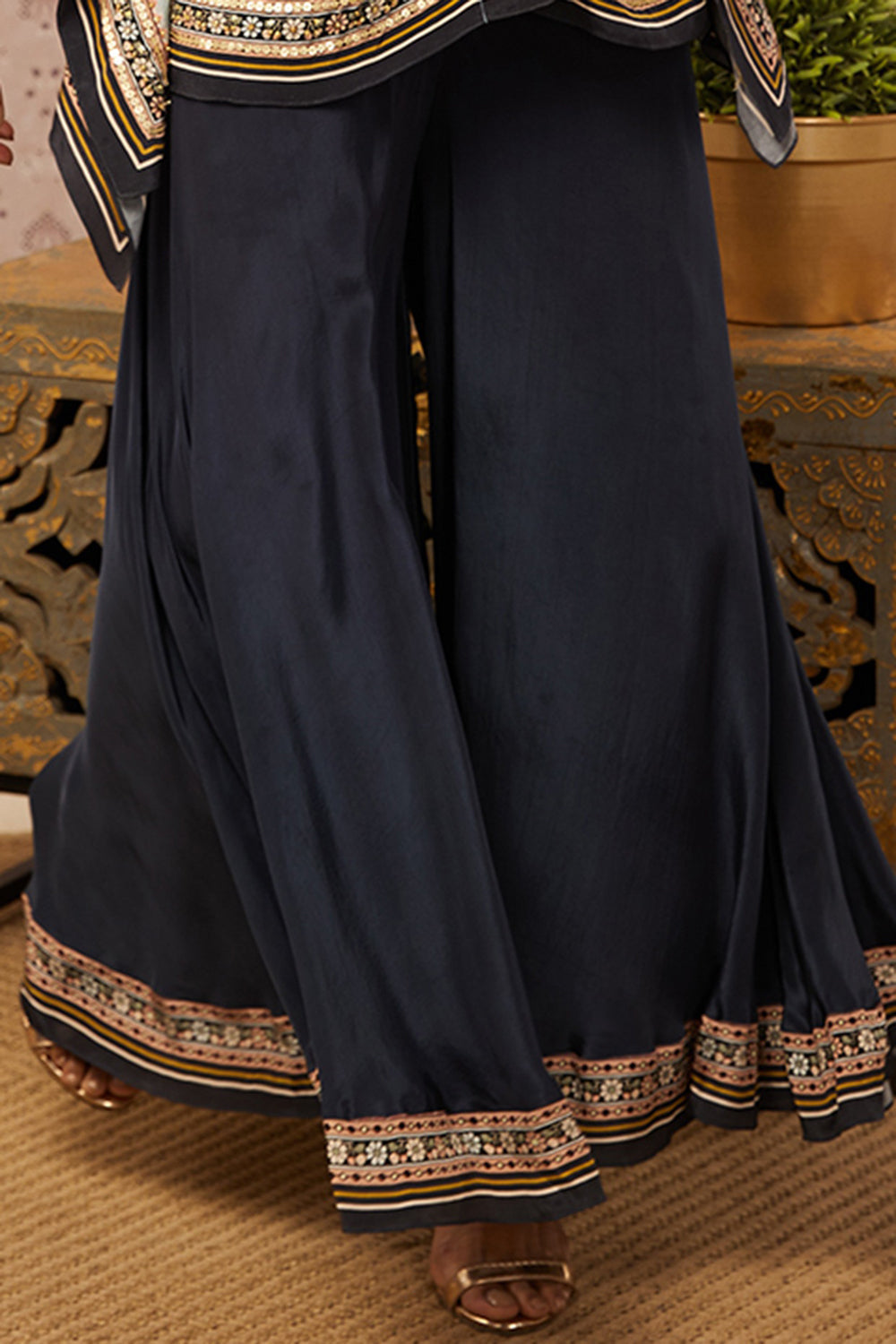 Sarouk Embroidered Kaftan Set With Belt