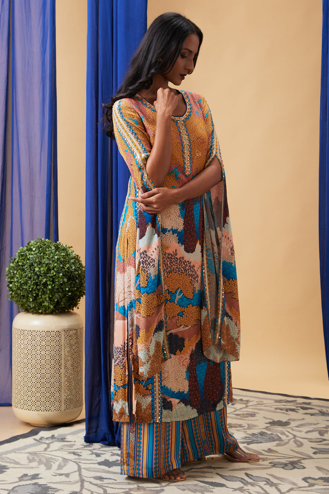 Benazir Embroidered Kurta Set With Long Sleeves