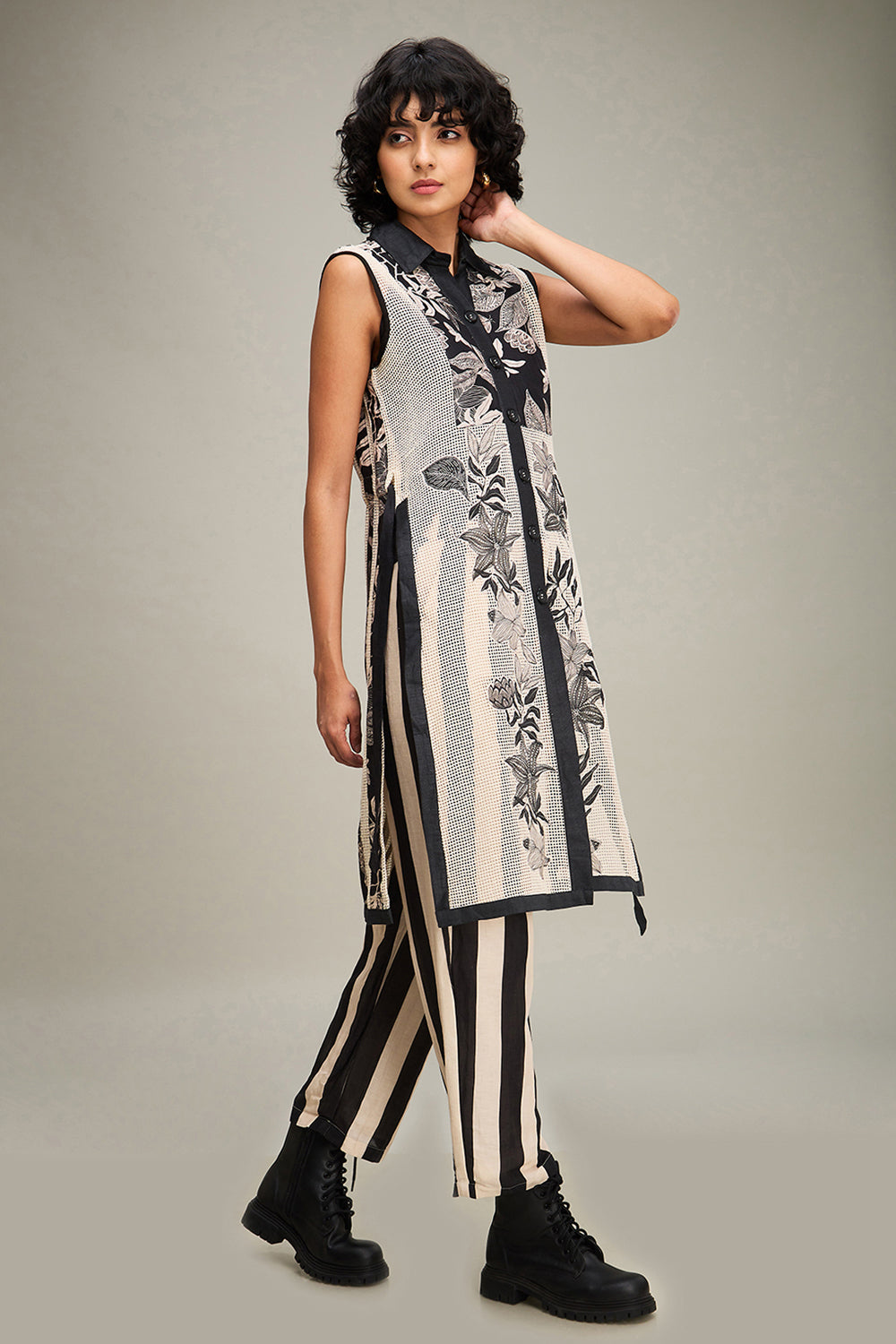 Off White Ahyana Applique Kurta Set