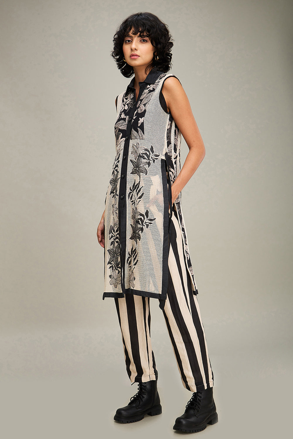 Off White Ahyana Applique Kurta Set