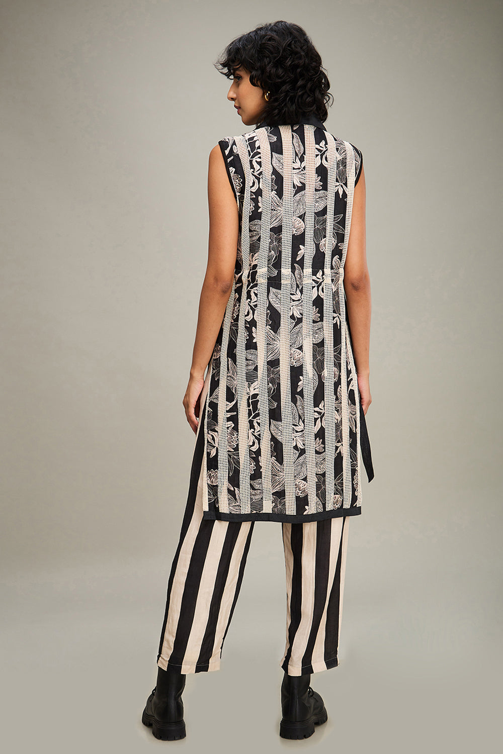 Off White Ahyana Applique Kurta Set