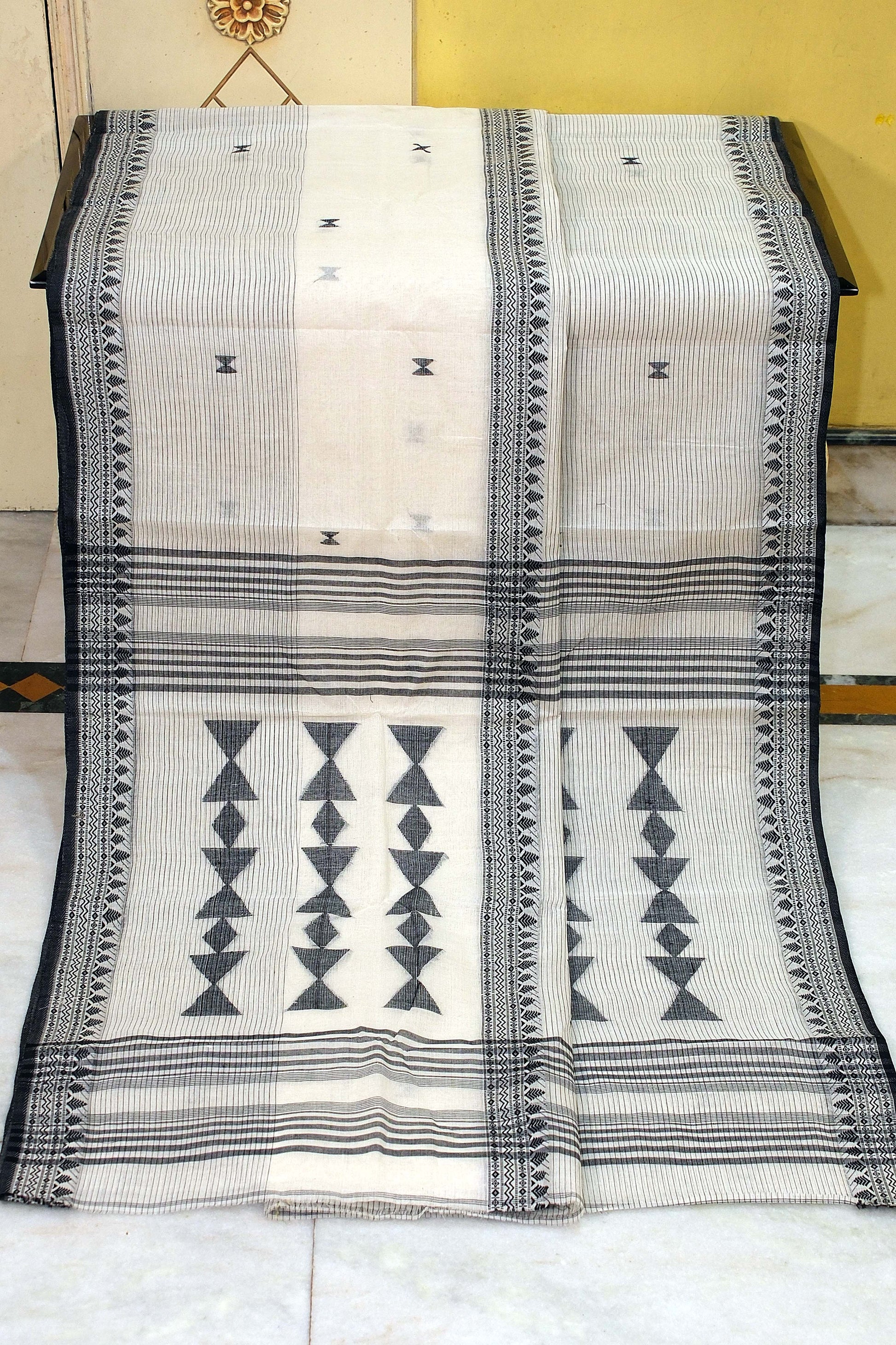 Medium Size Thread Nakshi Pachapar Border Premium Quality Bengal Handloom Cotton Saree in Off White and Black
