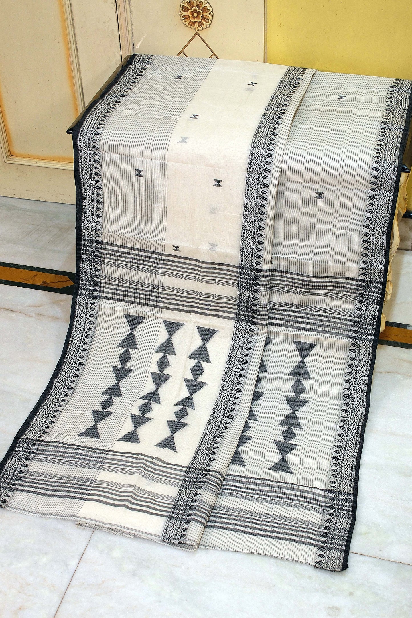 Medium Size Thread Nakshi Pachapar Border Premium Quality Bengal Handloom Cotton Saree in Off White and Black