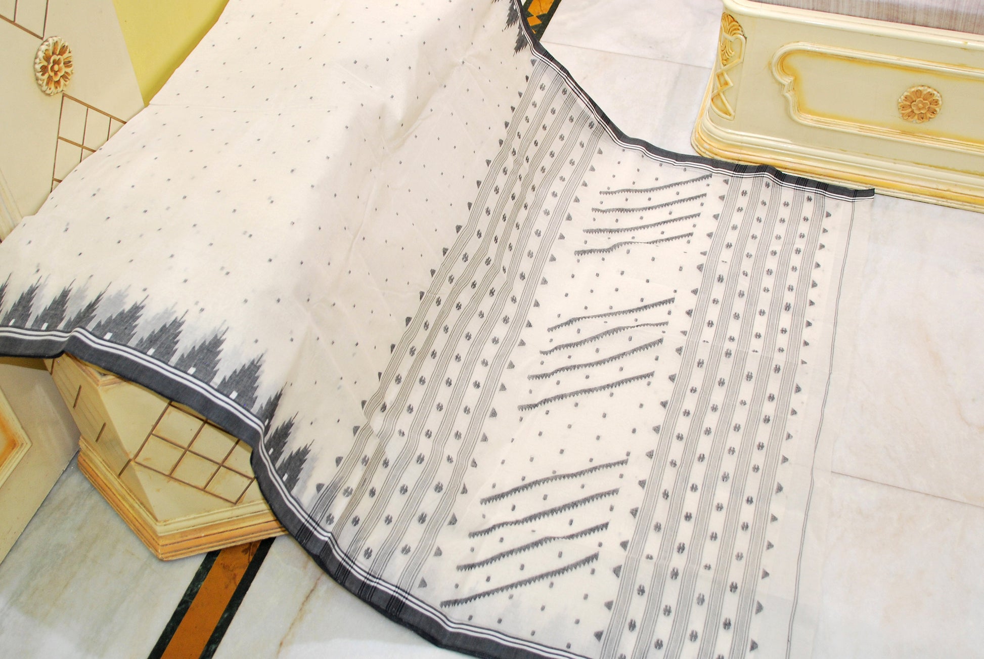 Crowned Temple Border Work Pure Cotton Bengal Jamdani Saree in Off White and Black