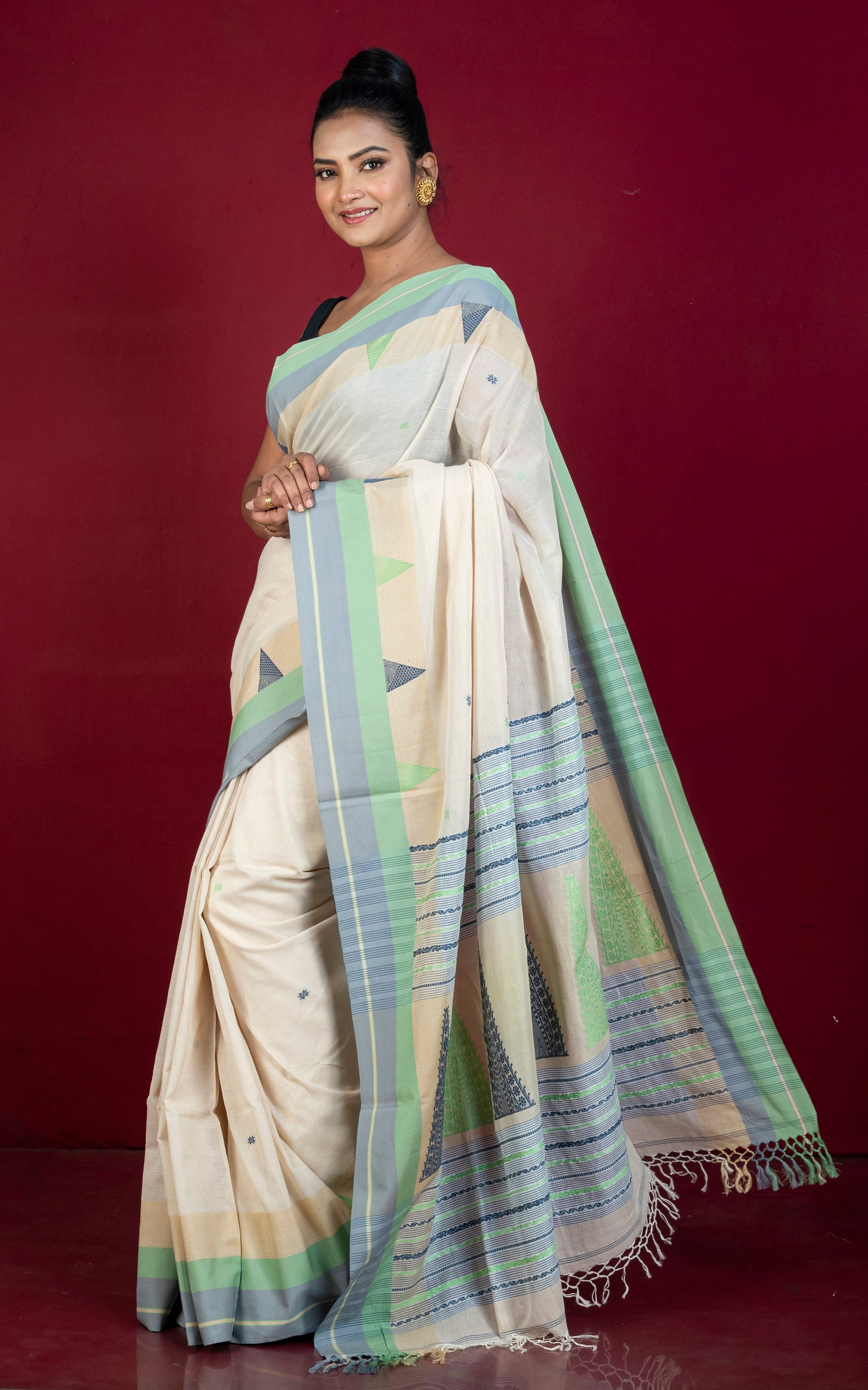 Premium Quality Double Warp Khaddar Kadiyal Crowned Metro Temple Border Jamdani Saree in Beige, Grey and Green