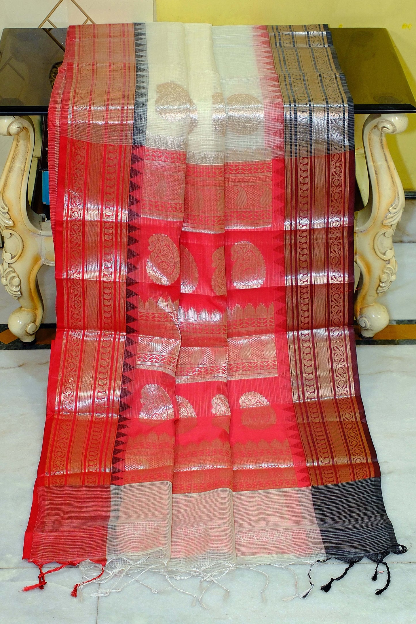 Traditional Ganga Jamuna Border Cotton Kota Checks Gadwal Saree with Rich Pallu in Coconut Cream, Red and Black