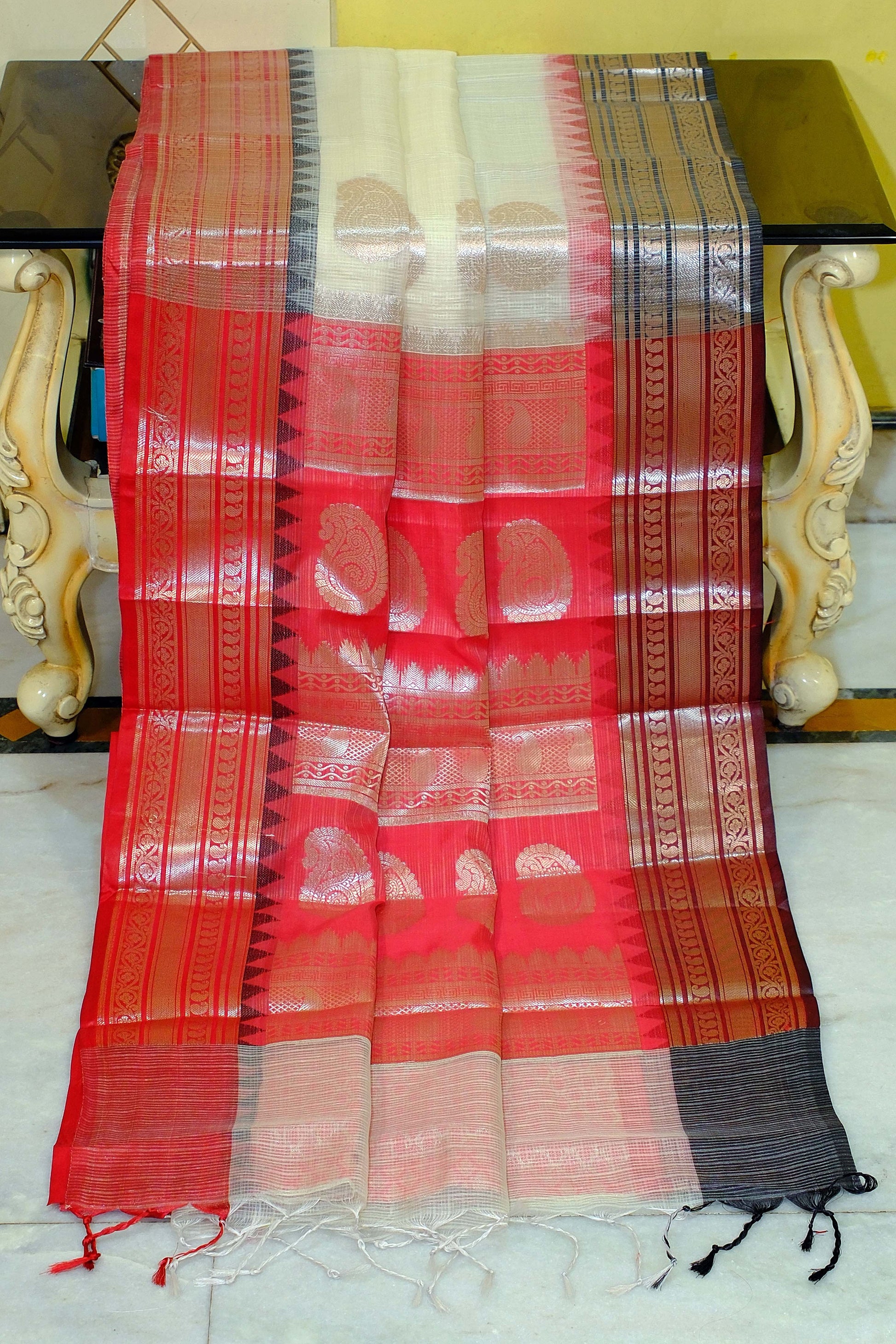 Traditional Ganga Jamuna Border Cotton Kota Checks Gadwal Saree with Rich Pallu in Coconut Cream, Red and Black